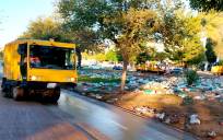 Vehículos de Lipasam limpian la zona en la mañana de este lunes.