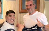 Diego Maradona junto al presidente de Gimnasia, Gabriel Pellegrino. / El Correo