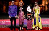 Los líderes del G20 se vistieron con las tradicionales camisas indonesias batik, incluidos Pedro Sánchez (i), y su mujer, Begoña Gómez (d). EFE