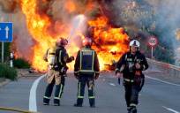 Imagen de archivo de bomberos sofocando un incendio de un camión. / E.P: