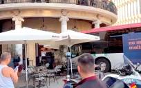 Un autobús se estrella en Jerez contra un edificio histórico