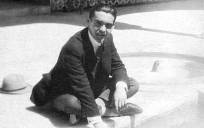 Federico García Lorca en un patio de la Alhambra de Granada, hacia 1922. / Wikipedia
