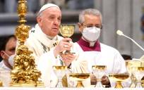 Imagen de archivo del papa Francisco mientras preside una Santa Misa en la Basílica de San Pedro, Ciudad del Vaticano. EFE