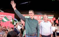 El presidente del Gobierno, Pedro Sánchez (i), y el candidato socialista a la Presidencia de la Junta de Andalucía, Juan Espadas (d), en un acto electoral. EFE/Julio Muñoz
