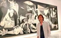 Mick Jagger junto al Guernica en el Reina Sofía. / Twitter
