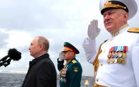 El presidente ruso, Vladimir Putin, preside en San Petesburgo un desfile naval con motivo del Día de la Armada de su país. EFE