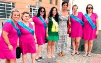 Teresa Rodríguez posa con las mujeres que celebraban una despedida de soltera en Cádiz.