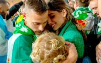 Sergio Canales celebra la victoria con su mujer, Cristina Llorens. / FOTOS AFP7 y EFE
