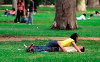 Una pareja en un parque de Sevilla. / El Correo