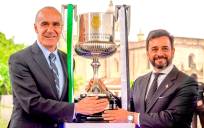 El consejero de Educación y Deporte, Manuel Alejandro Cardenete (d) y el Alcalde de Sevilla, Antonio Muñoz (i), posan con el trofeo de la Copa del Rey. / E.P.