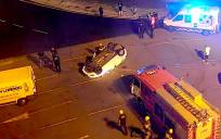 Imagen del coche volcado en la Glorieta Olímpica. / Emergencias Sevilla