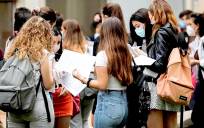 Estudiantes universitarias durante la pandemia. / EFE