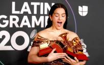 Rosalía, con los cuatro Grammy Latinos ganados en 2022. / EFE