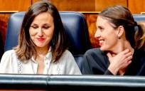 La ministra de Derechos Sociales y Agenda 2030, Ione Belarra (i), y la ministra de Igualdad, Irene Montero (d), conversan en el Congreso de los Diputados. / Ricardo Rubio . E.P.