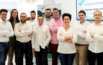 Miembros del equipo en España de la empresa tecnológica alemana Integrated Worlds, cuya sede está en el municipio sevillano de Bormujos y tienen abierta una oferta de empleo para incorporar a una persona en el desarrollo de aplicaciones móviles.