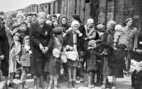 Mujeres y niños judíos deportados de Hungría, separados de los hombres, hacia el Campo de Auschwitz, en mayo de 1944. / Foto: Yad Vashem Photo Archives