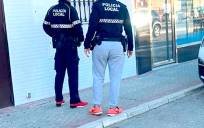 Policías en zapatillas y ropa de deporte en Los Palacios.