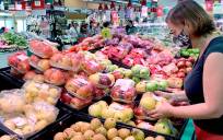 Un puesto de fruta en un mercado. / EFE