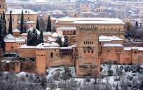 Imagen de archivo de la Alhambra nevada. / EFE