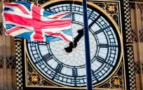 Bandera británica con el reloj del Big Ben detrás. / EFE