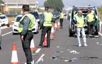 Agentes de la Guardia Civil tras un accidente. / EFE