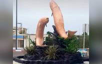 La polémica escultura de los peces derribada. / El Correo