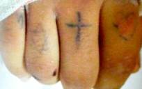 Tatuajes en los dedos del menor.