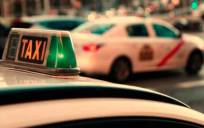 Los coches de taxi, Uber y Cabify sólo podrán llevar un viajero