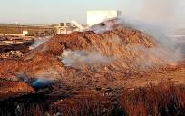 Ecologistas en Acción ha denunciado que sigue activo un incendio que se inició el 26 de enero en la antigua planta "Reciclajes Costa Noroeste". / EFE