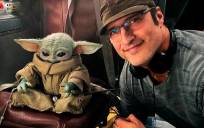 Robert Rodríguez junto a Baby Yoda. 
