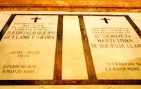 Lápidas sepulcrales de Gonzalo Queipo de Llano y de su esposa en la basílica de la Macarena. / El Correo