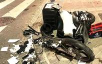 Imagen de la moto tras el accidente. / Policía Local de Granada
