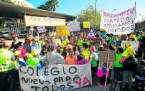 Protesta en la Consejería de Educación para que terminen el nuevo colegio de Villamanrique