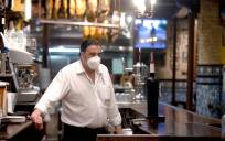 Un camarero en la barra de un bar en Sevilla. / E.P.