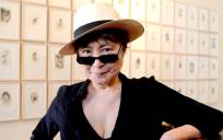 Fotografía de archivo fechada el 28 de mayo de 2009 muestra a la artista japonesa Yoko Ono mientras posa. EFE/Andrea Merola