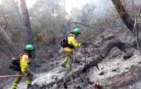 Bomberos en la zona del incendio de Pujerra. / Plan Infoca