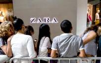 Entrada a un establecimiento de Zara. / EFE