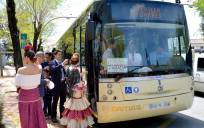 Un autobús de Tomares con enlace a la Feria. 