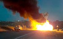 Imagen del coche en llamas tras el accidente. / El Correo