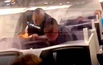 Imagen de Tyson golpeando al pasajero.