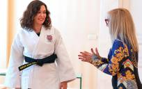 La presidenta de la Comunidad de Madrid, Isabel Díaz Ayuso, recibe el cinturón negro honorífico de la Federación Madrileña de Judo.. EFE/ Borja Sánchez Trillo