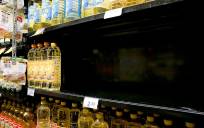 Un expositor casi vacío de botellas de aceite de girasol en un supermercadoa. EFE/ Diego Fernández