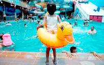 Una niña con un flotador en una piscina. / ERE
