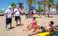 Auxiliares de playa en Marbella. / EFE
