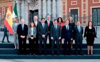 Foto de familia del nuevo Gobierno de Juan Manuel Moreno. / El Correo