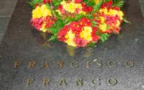 Imágen de la tumba de Franco en Mingorrubio (arriba). / EFE