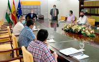Imagen de la reunión en la Subdelegación del Gobierno con los alcaldes de la Sierra Morena. / El Correo