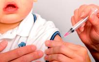 Un médico pone una vacuna a un bebé. / EFE