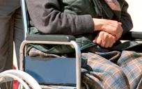 Anciana en una silla de ruedas.