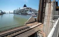 El crucero Sirena abandonando este martes el Puerto de Sevilla. / Puerto de Sevilla